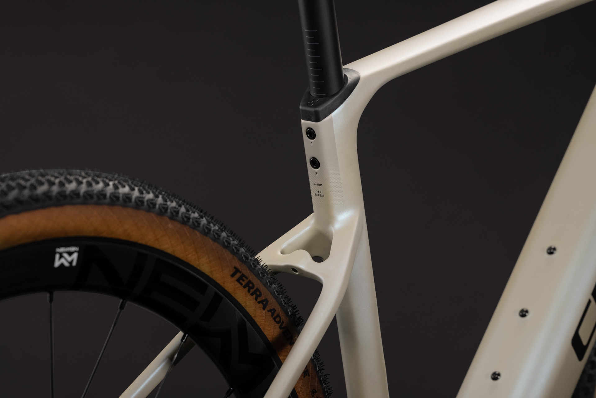 Cube Nuroad Hybrid C:62 SLX 400X / glintsand´n´black