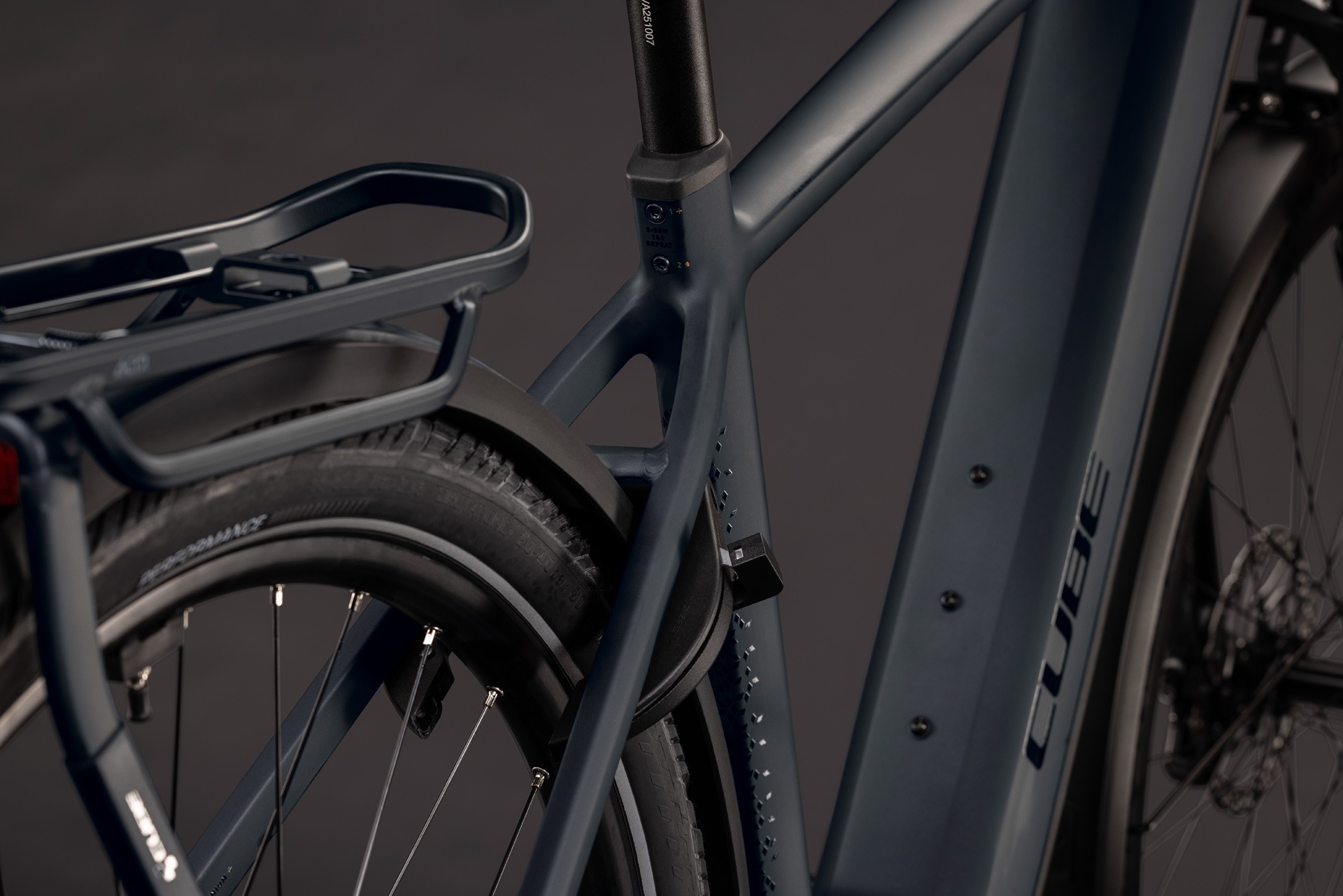 Cube Kathmandu Hybrid Pro 800 / coal´n´black