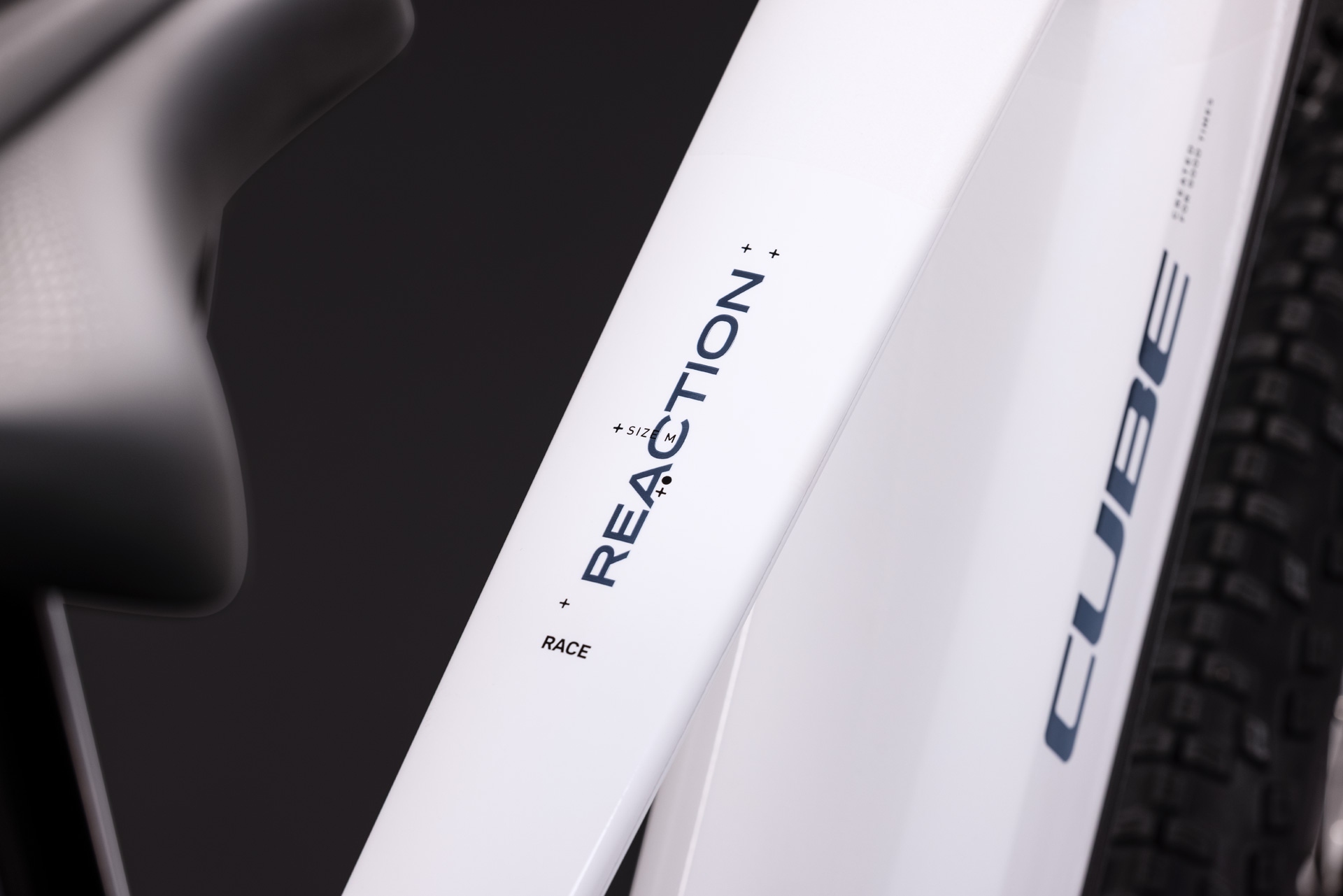 Cube Reaction Hybrid Race 800 / snow´n´black