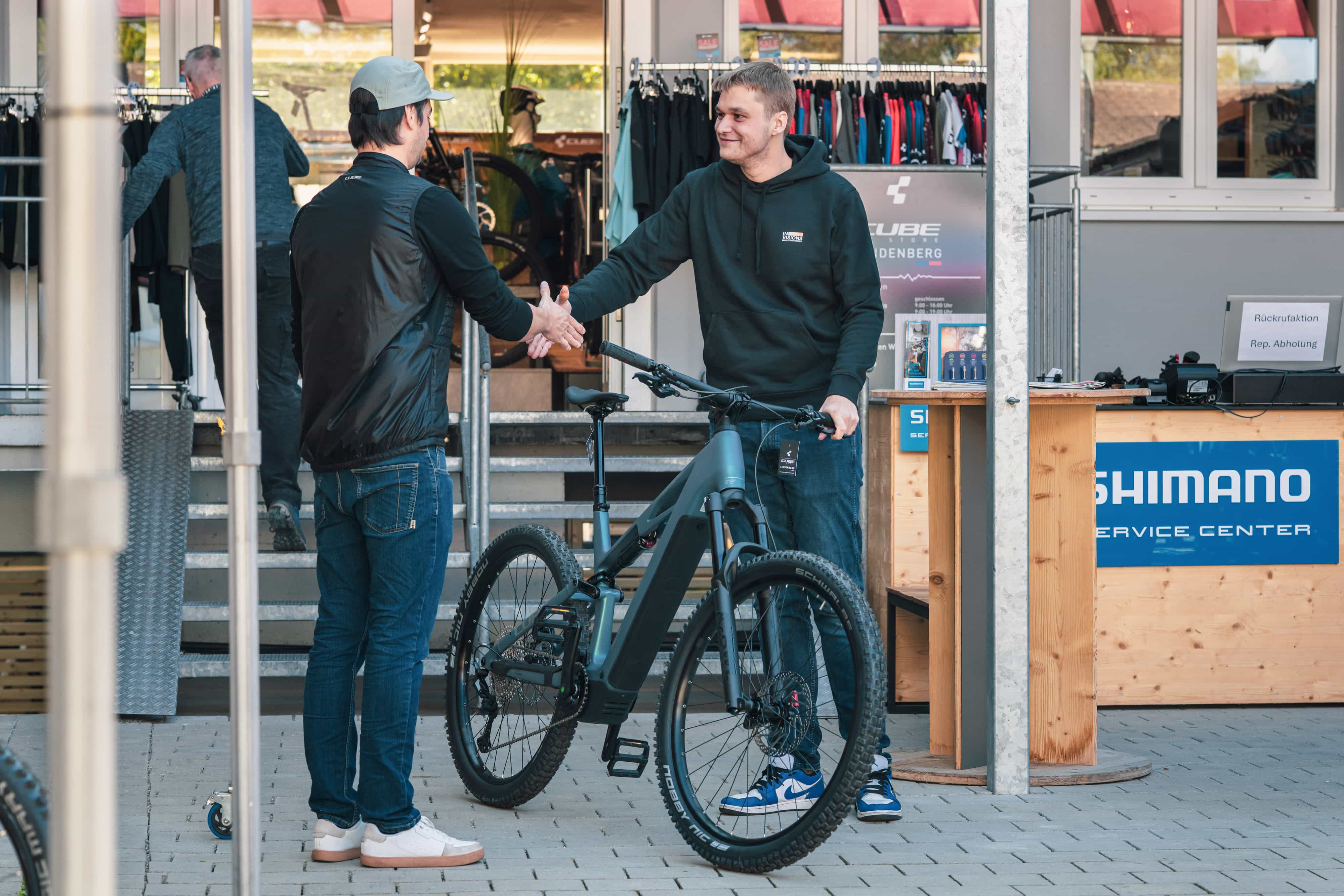 Fahrradübergabe und persönliche Beratung im CUBE Store Lindenberg